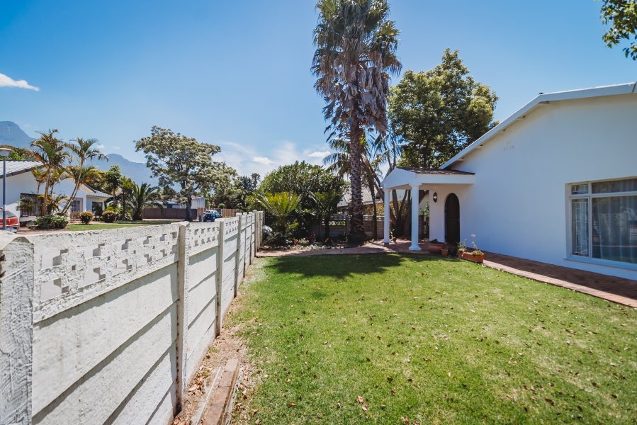 4 Bedroom Property for Sale in Bodorp Western Cape